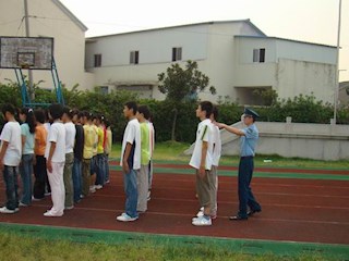 学校开展初三军训活动