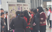 组织学生观看禁毒教育宣传图片