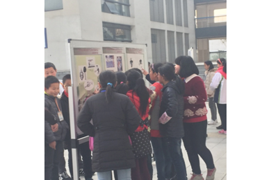 组织学生观看禁毒教育宣传图片
