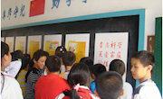 学生观看禁毒宣传教育图片